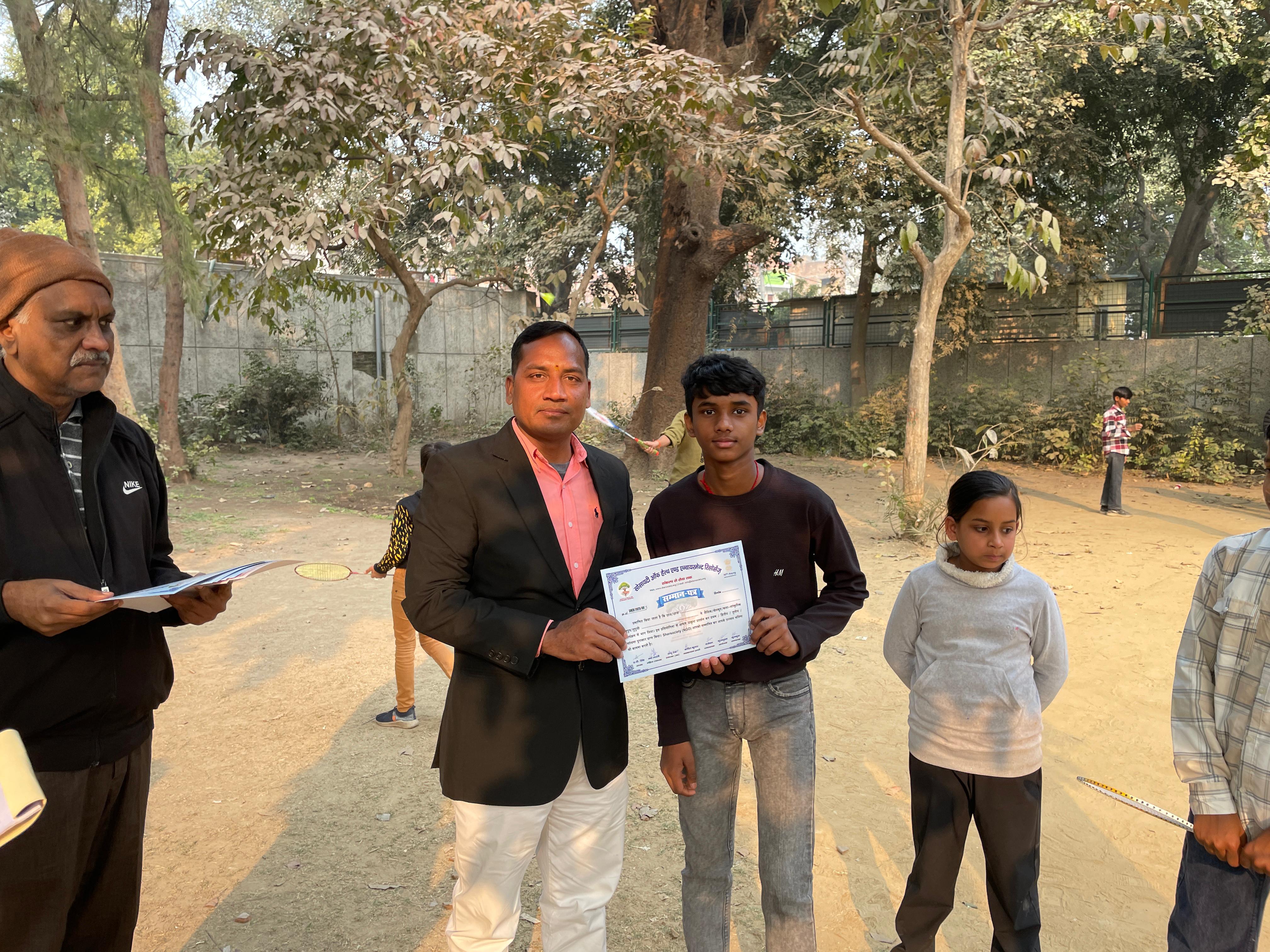 सम्मान पत्र वितरण